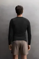 Camiseta técnica de manga larga Zara Athleticz, color marrón, de ajuste slim fit con cuello redondo y costuras decorativas.