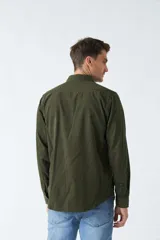 Camisa de pana color beige, de corte regular, con cuello clásico y cierre frontal con botones. Confeccionada en algodón.