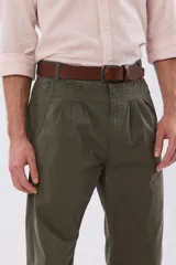Pantalón bombacha de campo color caqui, de corte tradicional con pinzas en la cintura y botamanga ajustada con botones.