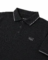 Remera polo verde oscuro con textura sutil, cierre frontal con botones y detalles en contraste en el cuello y los puños de las mangas cortas.