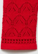 Cardigan de punto fino color rojo con diseño calado de crochet, escote en V y cierre frontal con botones.