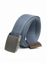 Cinturón de lona canvas color azul con hebilla automática metálica gris oscuro y detalle de cuero marrón en el extremo. La hebilla tiene grabado el nombre "FORUM".