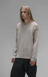Sweater de punto con diseño de rayas verticales en tonos beige y marrón, cuello redondo y corte oversize.