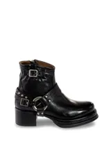 Botas cortas de cuero negro con hebillas y tachas plateadas.