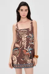 Vestido corto marrón con escote cuadrado y diseño sin mangas, confeccionado en lino ligero con estampado de tigres y motivos tropicales.