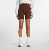 Short deportivo de tiro alto New Balance, color marrón, con ajuste entallado y logo de la marca en la pierna izquierda.