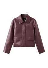 Chaqueta bordó de cuero sintético con cuello camisero, cierre frontal con botones oscuros y bolsillos de parche con solapa a la altura del pecho.