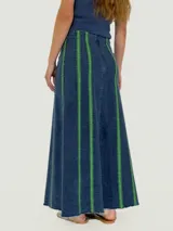 Pollera larga de jean azul con rayas verticales verdes.