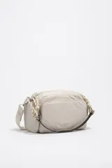Bolso Pocket mediano de nylon color blanco, con estructura blanda, asas combinadas de piel y cordón, y logo metálico de la marca en el frente.