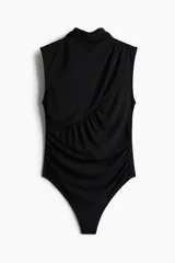 Body negro sin mangas, confeccionado en punto elástico con cuello alto y costuras fruncidas que generan un efecto drapeado en todo el diseño.