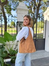 Bolso tipo tote bag color camel, confeccionado en cuero gamuzado.