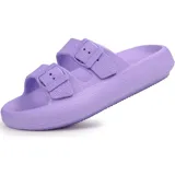 Sandalias chancletas de goma color beige con diseño texturizado en la suela, doble tira ajustable con hebillas y estilo slip-on.
