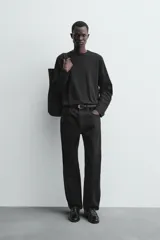 Camiseta de manga larga con corte relajado, confeccionada en tejido compacto de algodón. Presenta cuello redondo acabado en rib y detalle de costura central en la espalda.