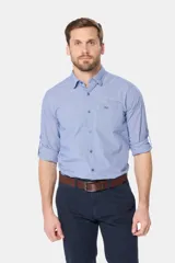 Camisa celeste de manga larga confeccionada en algodón, con cuello camisero, cierre frontal de botones, bolsillo en el pecho y diseño de cuadros sutiles.