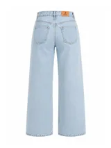 Pantalón de jean de corte recto y tiro alto, con diseño de cinco bolsillos y cierre frontal con botón y cremallera. Presenta un lavado claro y etiqueta de marca en la parte posterior de la cintura.