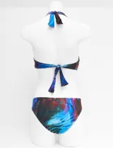 Conjunto de bikini de dos piezas con estampado multicolor, con corpiño de escote en V y banda inferior ancha para atar en cuello y espalda, y bombacha estilo vedetina.