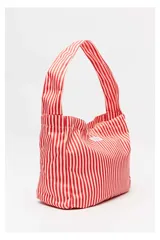 Cartera tipo shopper con diseño a rayas verticales celestes y blancas, tiras para el hombro y etiqueta con logo frontal.
