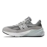 Championes New Balance 990v6, color gris con detalles en blanco, confeccionados en gamuza y malla, con logo "N" característico en los laterales y entresuela FuelCell y ENCAP.