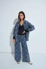 Top de manga larga color negro con escote en V y detalle de frunce central. Presenta un corte entallado que se adapta a la figura.