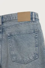 Jeans baggy fit de tiro medio, confeccionados en denim de algodón rígido con efecto lavado. Presentan un diseño de corte holgado y amplio en toda la pierna, con estilo clásico de cinco bolsillos y cierre frontal con cremallera y botón.