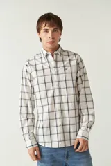 Camisa blanca a cuadros azules y grises, de manga larga y corte slim fit.