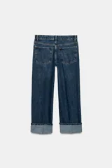 Jeans de tiro bajo y corte recto, confeccionados en denim azul con lavado clásico. Presentan cinco bolsillos, trabillas en la cintura, raya planchada frontal y bajo con vuelta marcada.