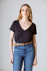 Camiseta básica de algodón orgánico color negro, con cuello en V y manga corta. Presenta un pequeño logo bordado al tono en el pecho.