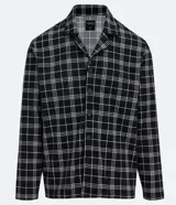 Camisa de pijama de manga larga con cuello camisero y cierre frontal de botones. Presenta un estampado de cuadros y está confeccionada en tejido de punto de algodón.