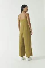 Mono largo de color verde oliva, con escote caído, tirantes finos y pierna ancha.