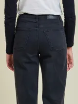 Pantalón de jean azul oscuro, de corte recto y tiro alto.