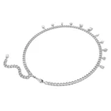 Collar plateado de cadena gruesa con cristales colgantes de diferentes formas y tamaños.