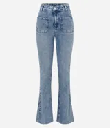 Pantalón boot cut de tiro alto confeccionado en denim celeste, con bolsillos delanteros y traseros, trabillas en la cintura y terminación deshilachada.