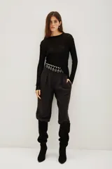 Sweater de punto fino y semitransparente, color negro, con cuello redondo y mangas largas.