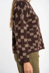 Sweater de punto con diseño de cuadros en tonos marrón y beige, de corte recto, cuello redondo y manga larga.