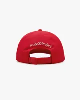 Gorra de béisbol de cinco paneles sin estructura color rojo, con visera plana y bordado frontal en tono crudo con la frase 'I NEED Therapy'. Presenta detalles bordados adicionales y correa ajustable de nailon en la parte trasera.