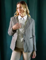 Blazer con estampado de pata de gallo en blanco y negro, marca Tahari. Tiene cuello con solapa, abertura central con botones, bolsillos delanteros y forro a tono.