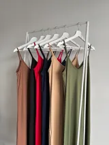 Vestido largo color beige, de viscosa, con tirantes finos, escote en V y aberturas laterales en la falda.