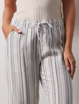 Pantalón celeste de lino marca Dash, con pretina elastizada, lazo de ajuste y bolsillos delanteros y traseros.