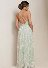 Vestido largo de fiesta con escote en V profundo, confeccionado en tul con bordados florales y detalles de glitter. Presenta una cintura marcada y falda con caída fluida.