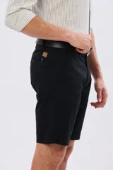 Bermuda clásica azul marino confeccionada en gabardina liviana de algodón con elastano, de corte recto y diseño liso.