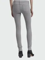 Pantalón de jean skinny color gris, con bolsillos delanteros y traseros.