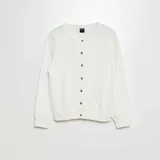 Chaqueta de punto blanca con cuello redondo y cierre frontal con botones.