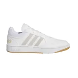 Championes Adidas Hoops 3.0 blancos con las tres tiras laterales en color beige.