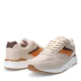 Championes urbanos N+ modelo Alberca, color beige con detalles en naranja y marrón. Presentan diseño acordonado, puntera perforada y suela blanca con base de goma.