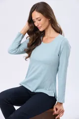 Remera de manga larga con cuello redondo, confeccionada en tejido de algodón suave con caída ligera y corte clásico.