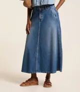 Pollera midi evasé de jeans con trabillas en la cintura, cierre con botón y cremallera, bolsillos traseros y recorte vertical.