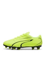 Championes de fútbol Puma Vitoria FG/AG, color negro con detalles en blanco, diseñados para césped natural firme y artificial.