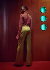 Pantalón de tiro medio confeccionado en tejido satinado con diseño recto y largo. Cuenta con dos bolsillos laterales y cierre oculto de botón, gancho y cremallera.