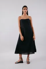 Vestido largo negro de tafeta de algodón, corte recto, con breteles metálicos regulables y escote cuadrado.