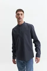 Camisa de hombre color gris con cuello mao, mangas largas y cierre abotonado. Confeccionada en algodón con look lino.